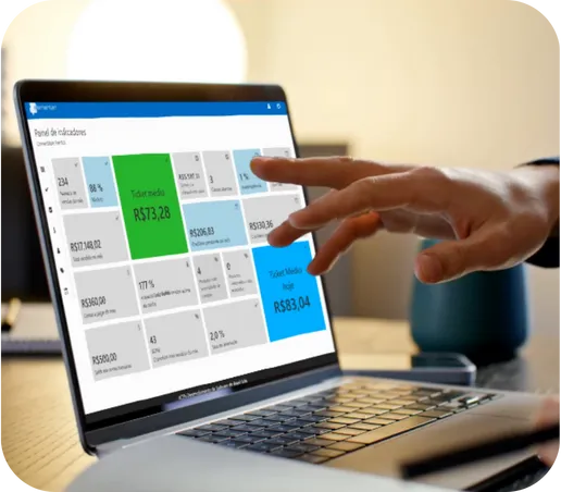 Tela real do painel de indicadores do ConnectStore em um notebook, com ticket médio, número de vendas e comparativos do dia